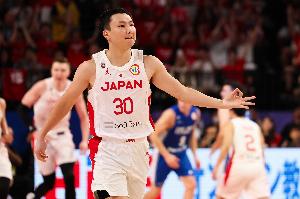 杨鸣指出：中国队一挡拆投篮杀伤力不足，日本队凭借连续突破目前状态良好