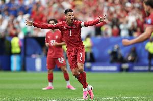 梅西39岁、姆巴佩27岁、哈兰德25岁昨日均进两球，今日41岁C罗亦实现双响