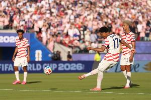 美国2-0领先波黑!蒂尔曼任意球直接得分