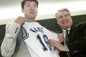 争议判罚引热议：王治郅与独行侠传奇恩师尼尔森的NBA之路