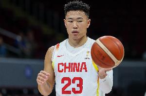 表现不佳！贺希宁手感冷清8投1中，另有2次失误，仅获2分3篮板