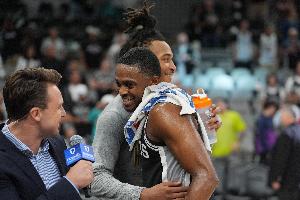 名记怒斥:福克斯签下的NBA合同堪称史上最差!绝无仅有!