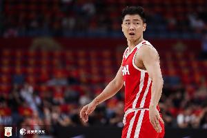 鲁媒称杨瀚森适应男篮需时，高诗岩伤战表现优异