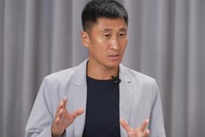 马宁表示：国际足球赛前会有专人协助我们分析技战术及队员特点