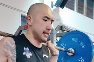 陶汉林光头抢眼！山东男篮分享训练片段：汗水淋漓 对抗无忧