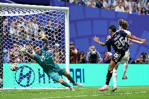 英格兰1-0阿根廷领先！戈登后点包抄得分，罗杰斯助攻