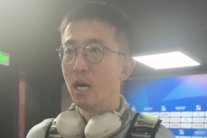 姜至鹏：阿代米受伤后，教练将我调整至前卫位置，我出色地完成了任务