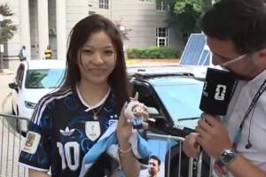 阿根廷记者对话中国女球迷：她涂有蓝白指甲油，吉祥物昵称“咩西”