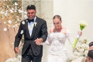 张伯伦与女友佩里于葡萄牙举行婚礼,恋情维持10年
