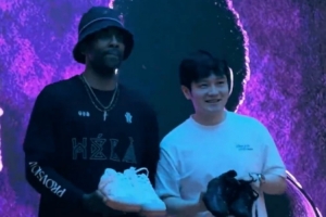 欧文中国之旅中与樊振东同框,互赠球鞋留念