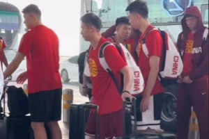 网友记录中国男篮北京机场启程赴杭州备战热身赛