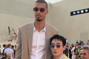 最萌身高差异！文班亚马巴黎时装周现身影，与朱一龙中国男演员同框