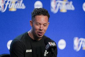 马刺总经理评价：米奇·约翰逊及教练团队本季表现卓越，我们仍有提升空间