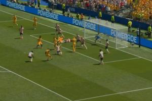错失良机!美禁区内混乱,澳队前场高空射门被扑出