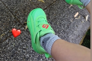 又是育儿日常！东契奇分享照片，女儿身着个人童款签名鞋