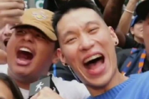 书豪客串扮演街头记者体验狂热纽约球迷氛围！球迷高呼：布伦森是我的父亲