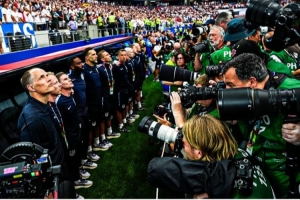 图赫尔对FIFA表示不满:国歌演奏时,身前50名摄影师直面拍摄,影响了我的感受