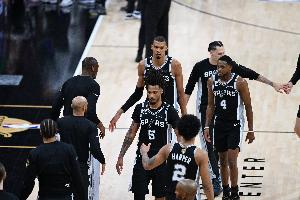 大Q：马刺本有机会轻松3-1领先 年轻不是理由且他们思维常出现偏差