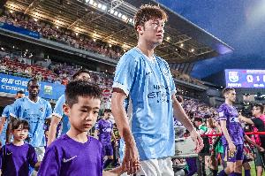 记者：新鹏城队将于明日公布一位28岁后腰球员加盟，填补张晓彬离队留下的空缺