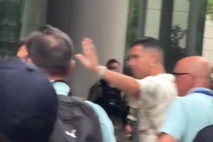 C罗随队抵达休斯顿，今夜将迎本届世界杯首战