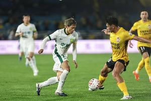 青岛西海岸在中超13轮比赛中主场以2-1战胜海港，保持不败金身