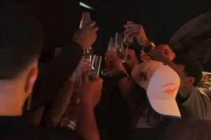 说到大家心里去了!布伦森举杯敬酒高喊:法克文班!众人齐声响应