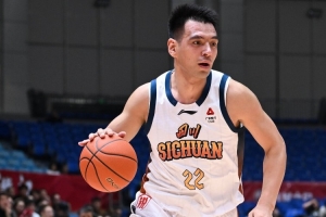 上赛季杨文学在四川队场均贡献6.4分4.8篮板1.1助攻！媒体人透露：山东男篮计划签下他