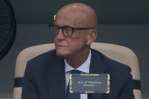 鹰眼!FIFA裁判委员会负责人退役名哨科里纳现场观看沙特与乌拉圭比赛