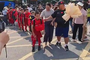 足球小将从西班牙凯旋，收到师生热烈欢迎