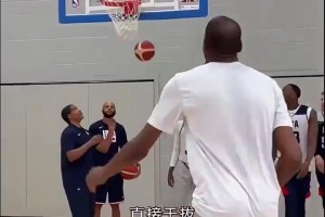 无情打爆啊！杜兰特和库里玩美式单挑，库里这根本防不了！
