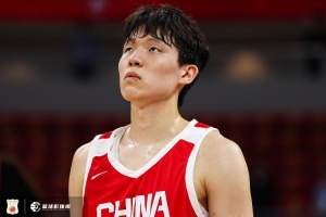 媒体人:瀚森需调整适应,首节换阵后进攻受阻