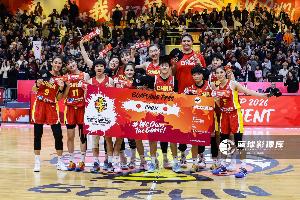 全网热议！中国女篮致敬城市建设者，现场观赛引发热议