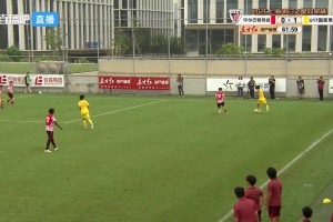 194高中锋！赵松源高高跃起头球，可惜顶在横梁上弹出