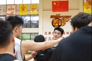 广东男篮分享训练片段：夏季训练阵容扩大，休赛期蓄力修炼
