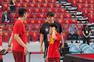 分享国外打球经验:杨瀚森、余嘉豪、赵维伦赛前交流感悟