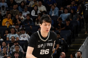 李贤重12分钟投篮4中0,得分0,正负值-15