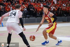 效率低！贺希宁15投5中得12分1篮板2助攻，下半场仅得2分