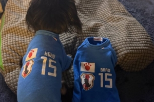 感动人心！镰田大地绝地反击后高举双手庆祝，以纪念已故爱犬