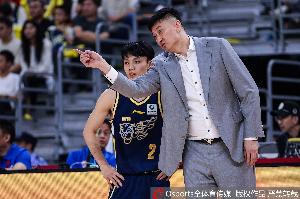 解说：杜锋适应了过往严格的交流模式，当前外援受限本土球员面临挑战