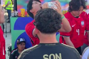 韩国球迷在场外与墨西哥球迷分享龙舌兰酒，氛围是真好呀~