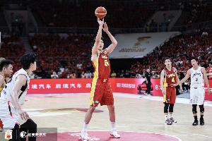 媒体人:控卫们难以掌控节奏,为何不给予杨瀚森更多球权?