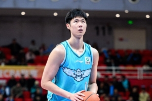 上赛季场均7.5分3篮板！媒体人指出：青岛以顶格C类合同续约赵嘉义
