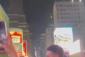 雷神之蕉？尼克斯球迷将香蕉丢入人群后又被精准丢回 ...