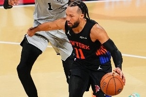 幸运之选！布伦森单赛季斩获3个MVP，穿上科比6“自由女神像”配色战靴
