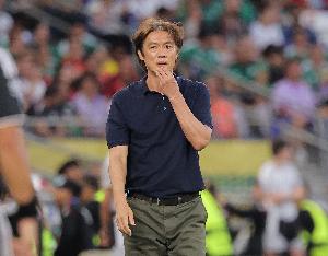 韩国主帅洪明甫与苏格兰主帅今日双双辞职，所率球队小组赛出局
