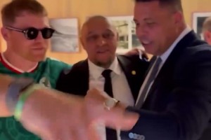 冠军相遇！墨西哥拳王阿尔瓦雷斯与大罗与卡洛斯合影~