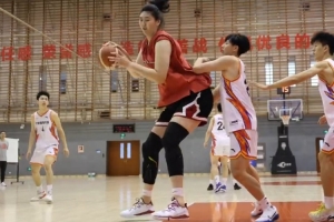 中国女篮训练视频曝光:千次出手磨练对抗中的果断动作