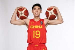 媒体人：崔永熙回归巅峰，攻防兼备助力中国男篮