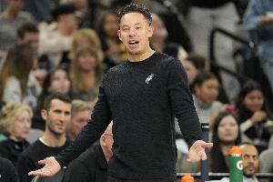 解说：布朗无三分投射能力 与索汉担任中锋效果相仿 难以理解马刺的此举