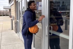 AI恶搞布朗尼来费城找老爸！但是在球馆进不去
